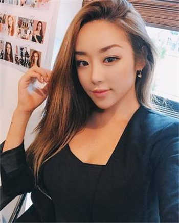 奶大都弹到泳衣外了动漫