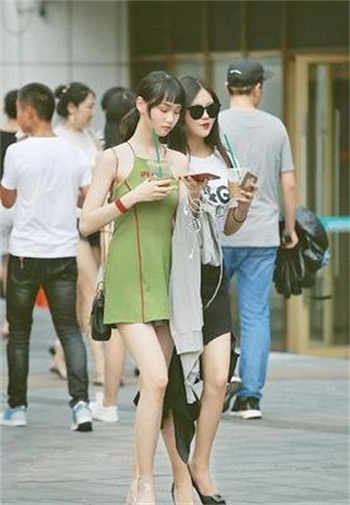 训夫1用嘴洗脚