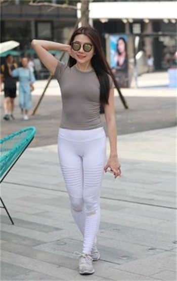 洛君天唐暖央在游泳池