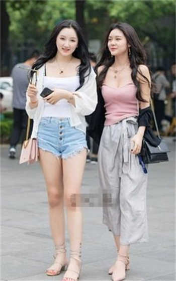 夏日小公园的厕所推门