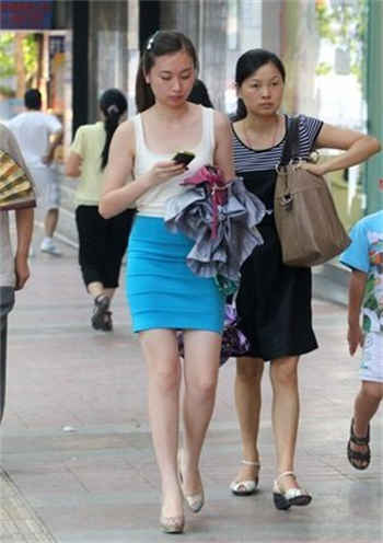 一边去一边在下面膜奶