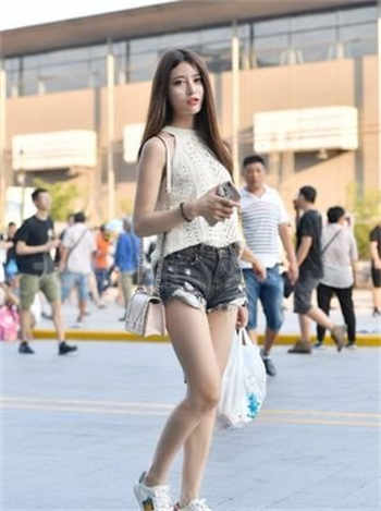 戴一个围裙给快递员开门