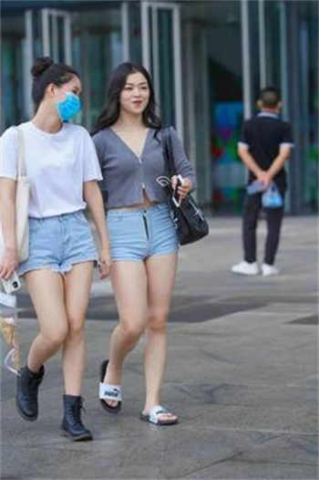 吃饭时用脚蹭他的棒