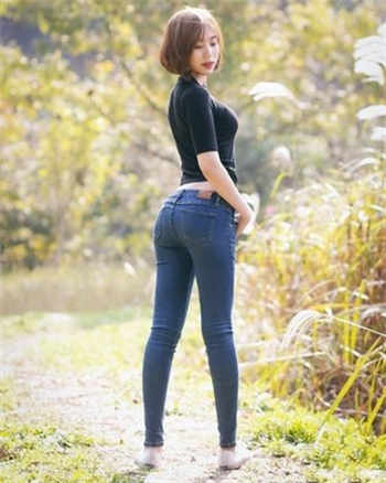 小伶假装自己生宝宝啦